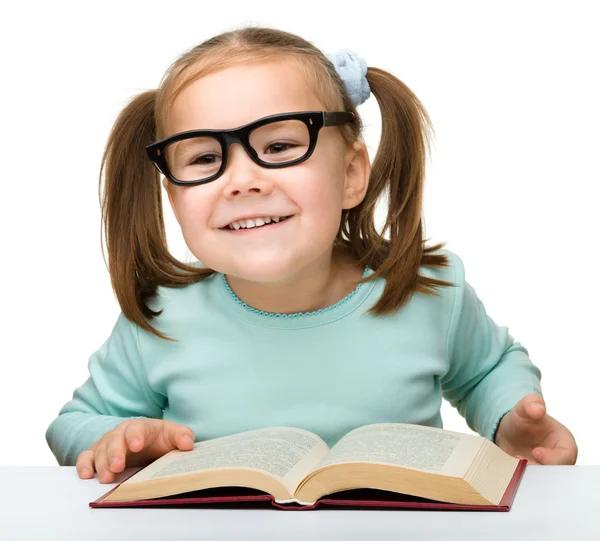 Menina bonito lê um livro — Fotografia de Stock