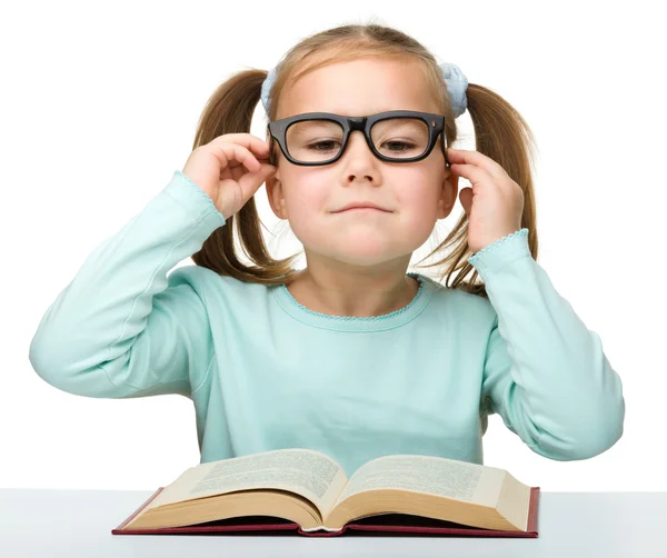 Carina bambina legge un libro — Foto Stock