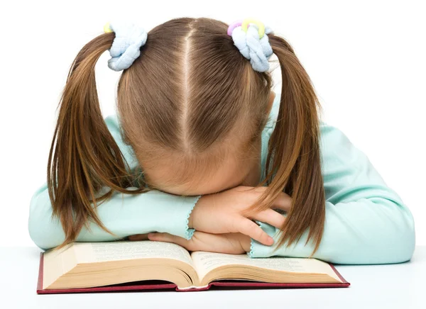 Schattig klein meisje slaapt op een boek — Stockfoto