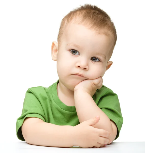Portret ładny i zamyślony małego chłopca — Zdjęcie stockowe