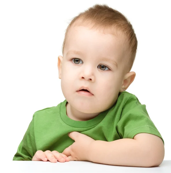 Porträtt av en söt och fundersam liten pojke — Stockfoto