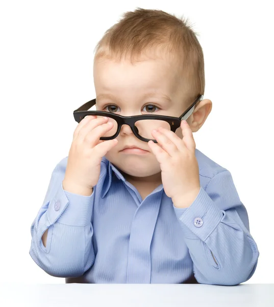 Porträtt av en söt liten pojke som bär glasögon — Stockfoto