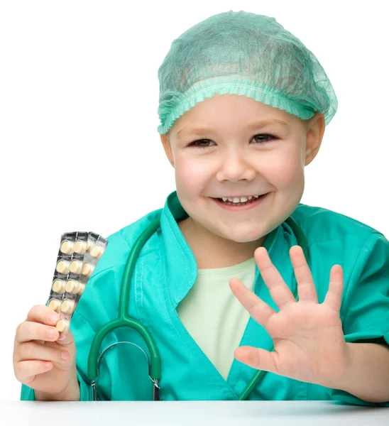 Sevimli küçük kız doktor oynuyor — Stok fotoğraf