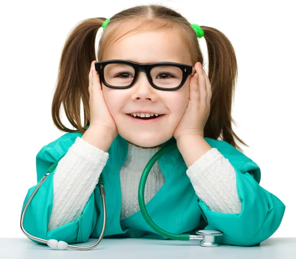 La bambina sta giocando al dottore con lo stetoscopio — Foto Stock