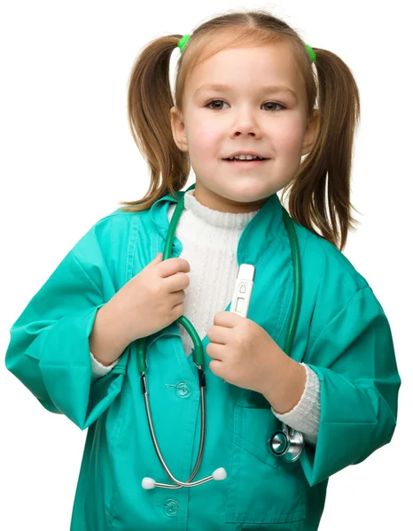 sevimli küçük kız doktor oynuyor
