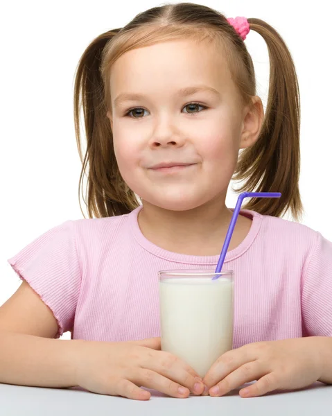 Carina bambina con un bicchiere di latte — Foto Stock