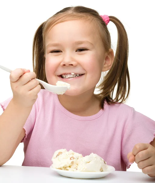 Nettes kleines Mädchen isst Hüttenkäse — Stockfoto