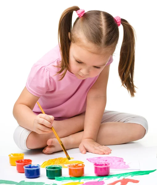 Schattig vrolijk kind spelen met verf — Stockfoto