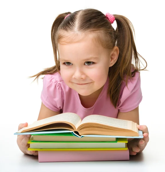 Sevimli küçük kız kitap okuyor. — Stok fotoğraf