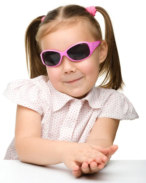 Küçük kız güneş gözlüğü takıyor — Stok fotoğraf