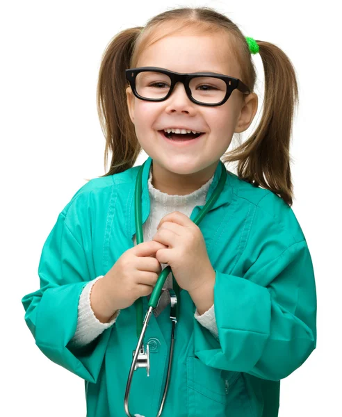可爱的小女孩玩医生 免版税图库图片