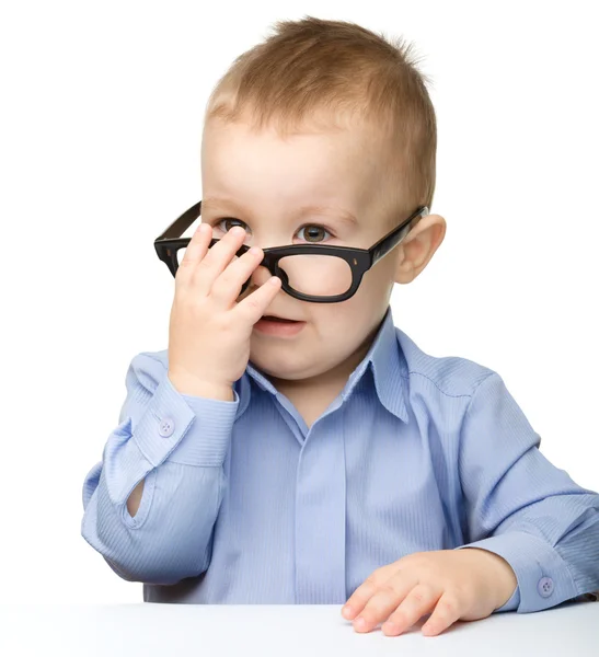 Retrato de un niño lindo con gafas — Foto de Stock