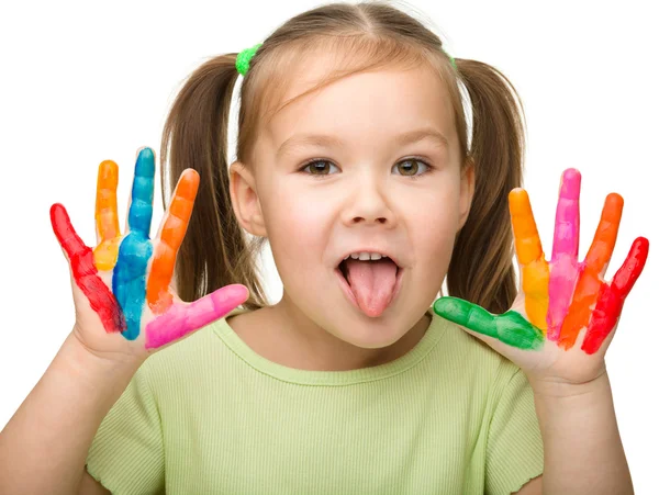 Vrolijk meisje met geschilderde handen — Stockfoto