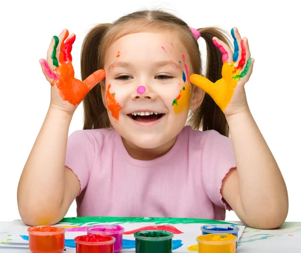 Veselá dívka s malovanými rukama — Stock fotografie