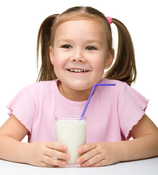 Roztomilá holčička s sklenici mléka — Stock fotografie