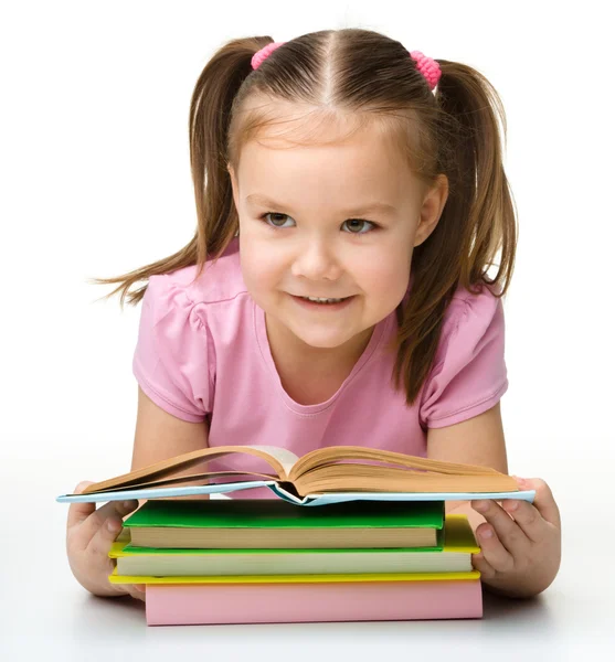 Menina bonito lê um livro — Fotografia de Stock