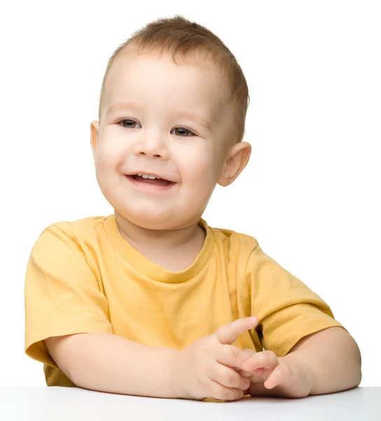 Porträtt av en söt glad liten pojke Royaltyfria Stockbilder