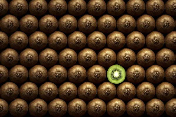 Gesneden kiwi tussen groep — Stockfoto