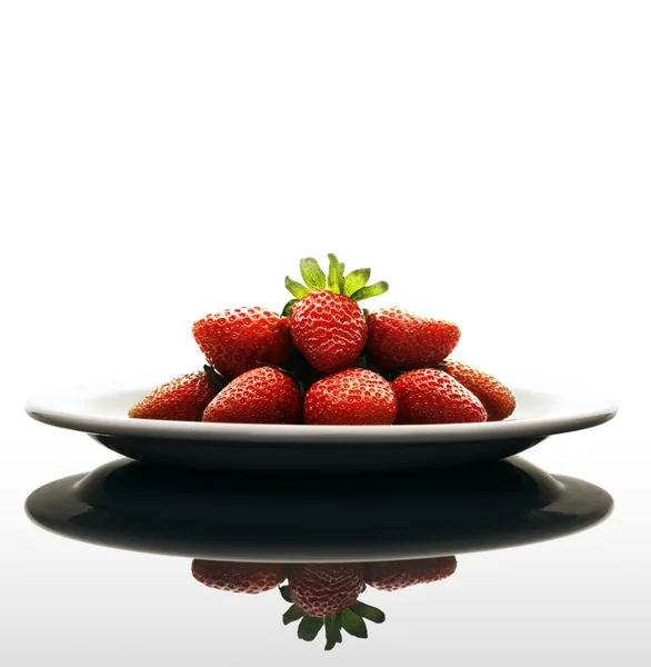 Färska jordgubbar på tallriken — Stockfoto