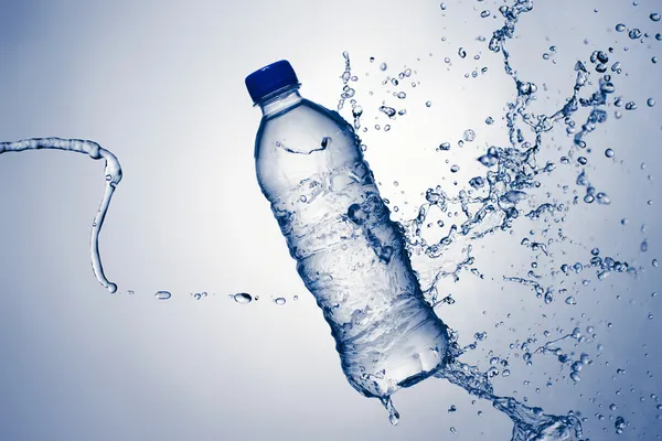 Água da garrafa e respingo — Fotografia de Stock