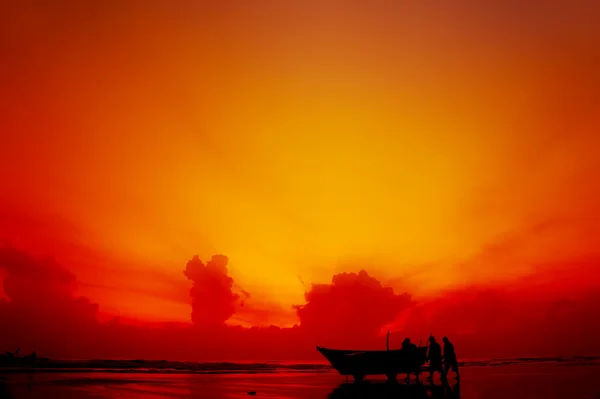 Silhouette fisherman at beach — Stock Photo, Image
