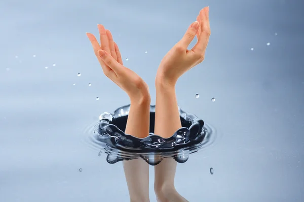 水のしぶきに女性 — ストック写真