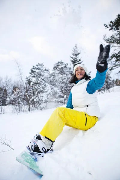 Зимняя женщина с сноубордом — стоковое фото