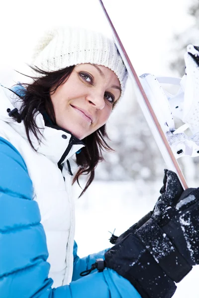 Mulher de inverno com snowboard — Fotografia de Stock