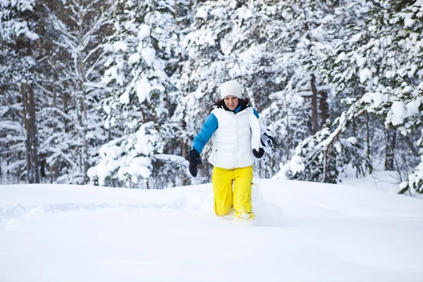 Vinter kvinna med snowboard — Stockfoto