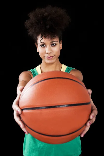 Женщина с баскетболом — стоковое фото
