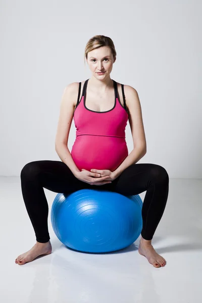 Mujer embarazada relajante —  Fotos de Stock