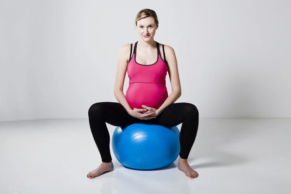 Беременная женщина расслабляет — стоковое фото