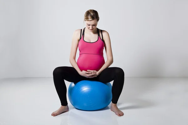 Mulher grávida relaxante — Fotografia de Stock