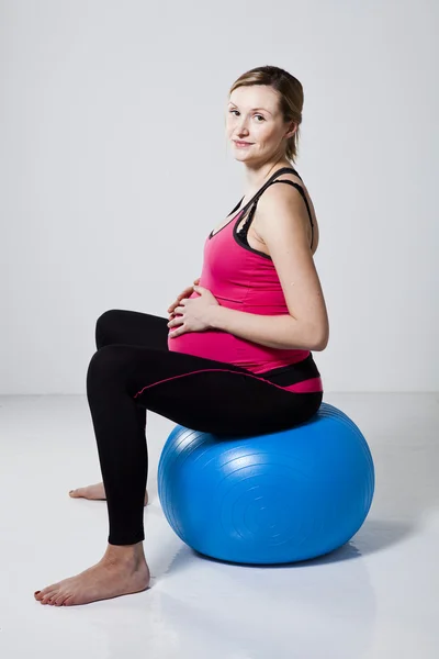Donna incinta rilassante — Foto Stock