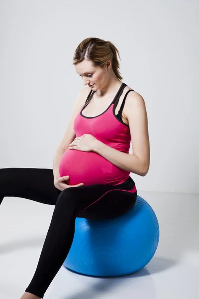 リラックスした妊娠中の女性 — ストック写真
