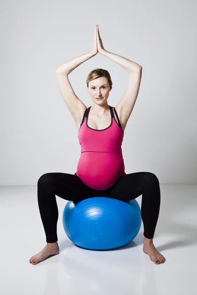 Беременная женщина медитирует — стоковое фото