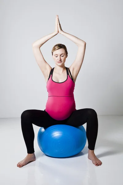 Hamile kadın meditasyon — Stok fotoğraf