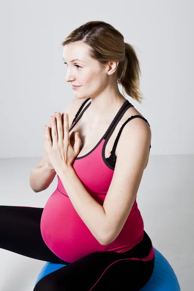 Zwangere vrouw mediteren — Stockfoto