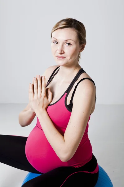 Gravid kvinna mediterar — Stockfoto