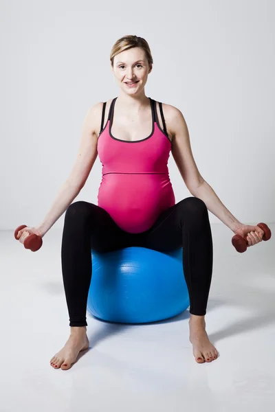 Gravid kvinna tränar med hantlar — Stockfoto