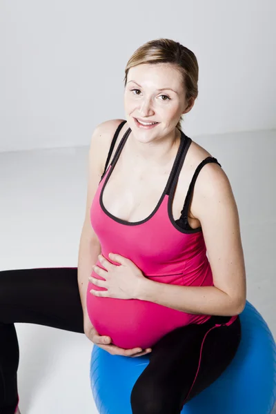 Беременная женщина расслабляет — стоковое фото
