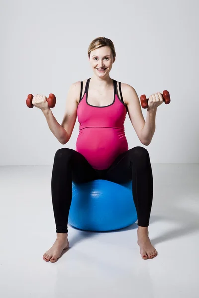 임신한 여자 아령과 운동 — 스톡 사진