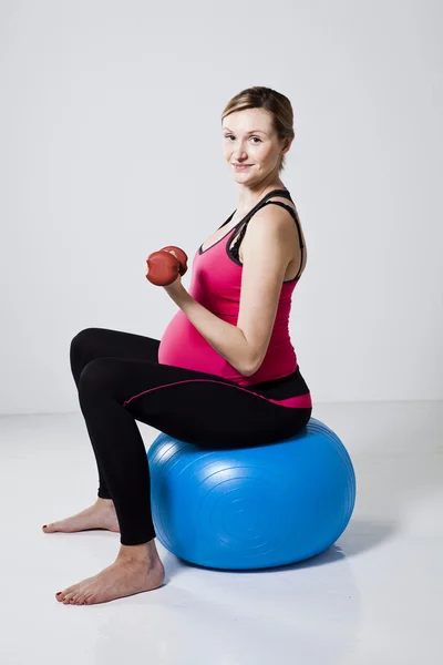 Zwangere vrouw uitoefenen met halters — Stockfoto
