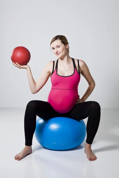 Gravid kvinna tränar med övning boll — Stockfoto