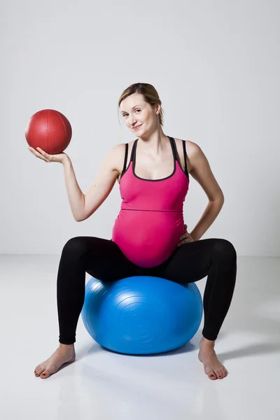 Pregnant woman exercising with exercise ball — Stock Photo, Image