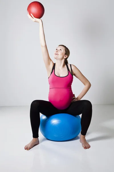 Gravid kvinna tränar med övning boll — Stockfoto