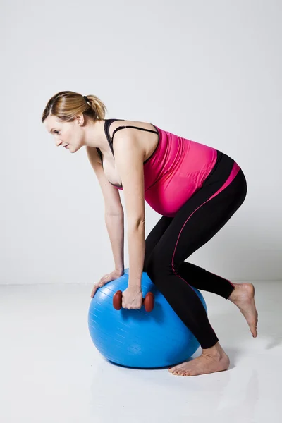 Mujer embarazada haciendo ejercicio con pesas —  Fotos de Stock
