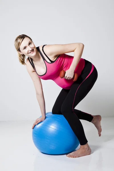 Mujer embarazada haciendo ejercicio con pesas — Foto de Stock