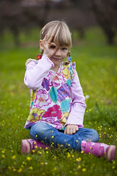 Klein meisje buiten met een denkbeeldige verrekijker — Stockfoto