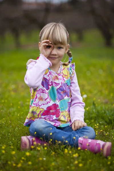 Маленькая девочка на улице с воображаемым биноклем — стоковое фото